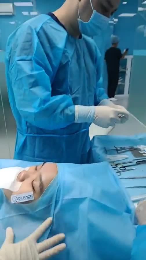 Một Cô Bé Sinh Viên Nghỉ Hè Đi Nâng Mũi Cấu Trúc