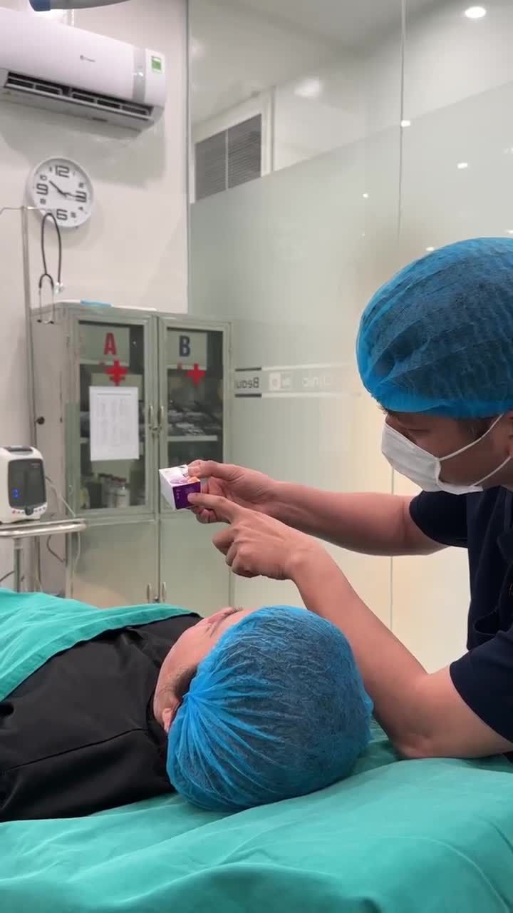 BÁC SĨ ĐIỀN THỰC HIỆN TIÊM XÓA NHĂN ĐUÔI MẮT CHO CHỊ KHÁCH HÀNG