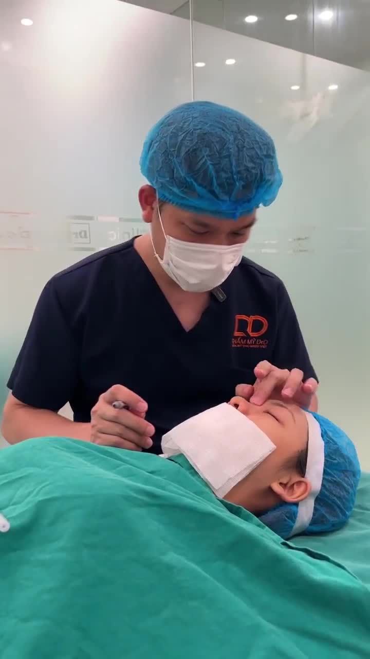BÁC SĨ ĐIỀN PHÂN TÍCH TÌNH TRẠNG MŨI TRƯỚC PHẪU THUẬT CỦA KHÁCH HÀNG.
