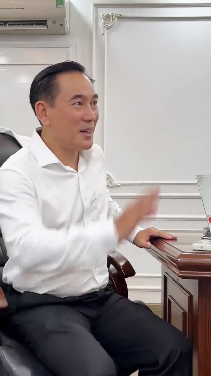 Tư vấn cắt mí, treo cung mày cho cô khách trung niên.