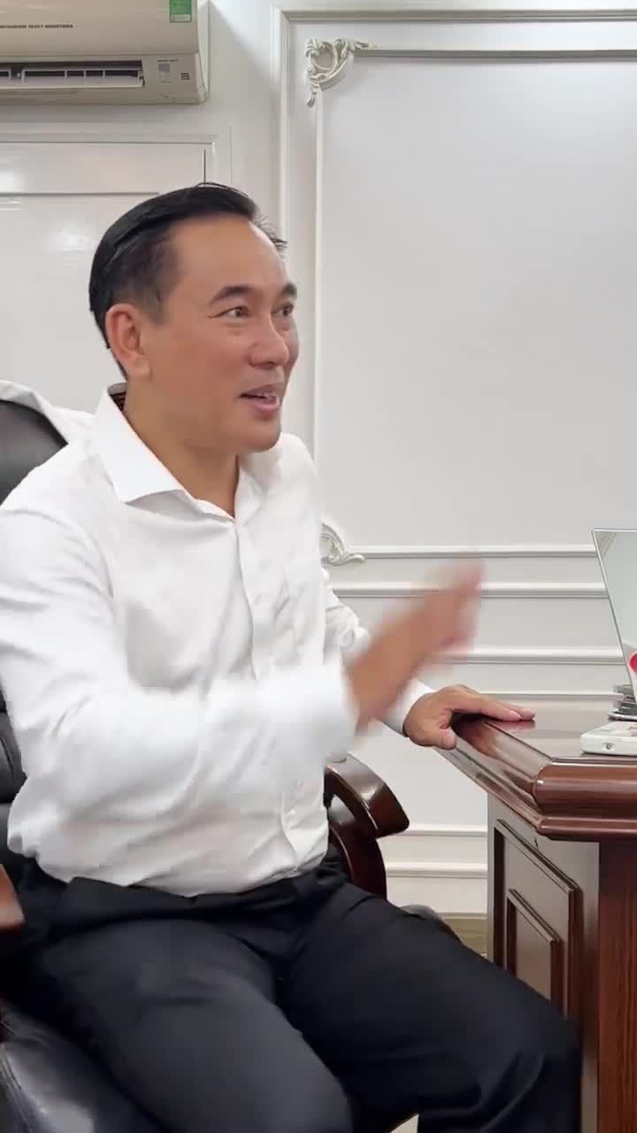 Tư vấn cắt mí, treo cung mày cho cô khách trung niên.