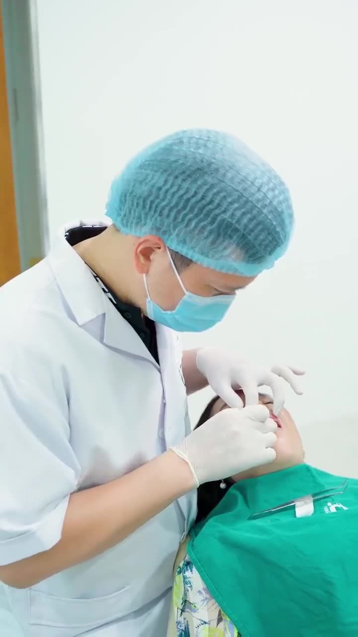 QUÁ TRÌNH THẨM MỸ 20 ĐƠN VỊ RĂNG SỨ CHO MỘT NỮ KHÁCH HÀNG