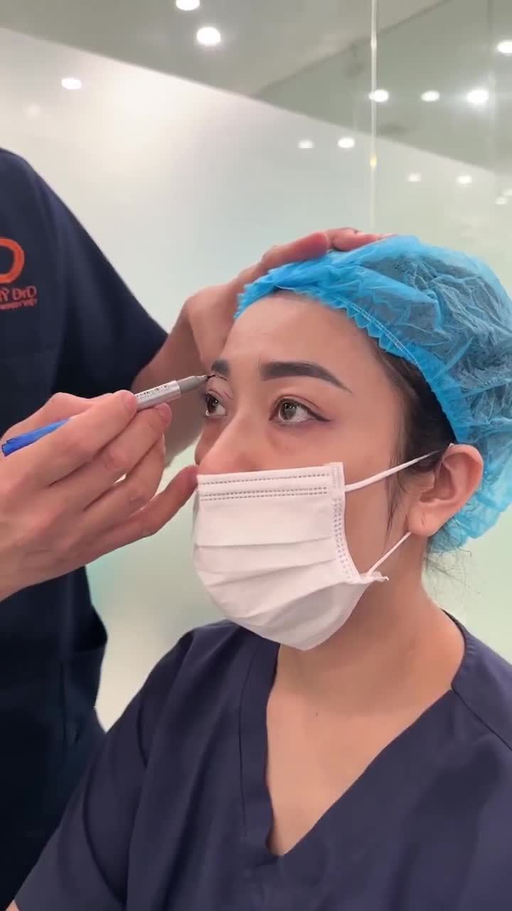 BÁC SĨ LÊ HỮU ĐIỀN PHÂN TÍCH TÌNH TRẠNG MÍ MẮT TRƯỚC CỦA KHÁCH HÀNG