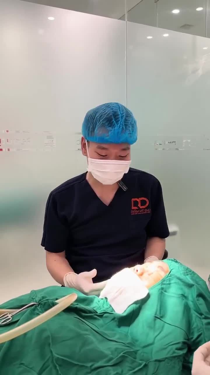 BÁC SĨ PHÂN TÍCH TÌNH TRẠNG MŨI TRƯỚC CỦA KHÁCH HÀNG