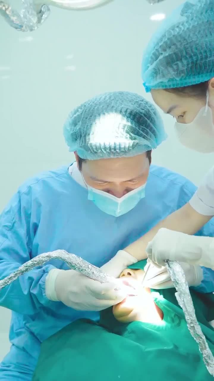 QUÁ TRÌNH CẤY 3 TRỤ IMPLANT DENTIUM HÀN QUỐC CHO KHÁCH HÀNG
