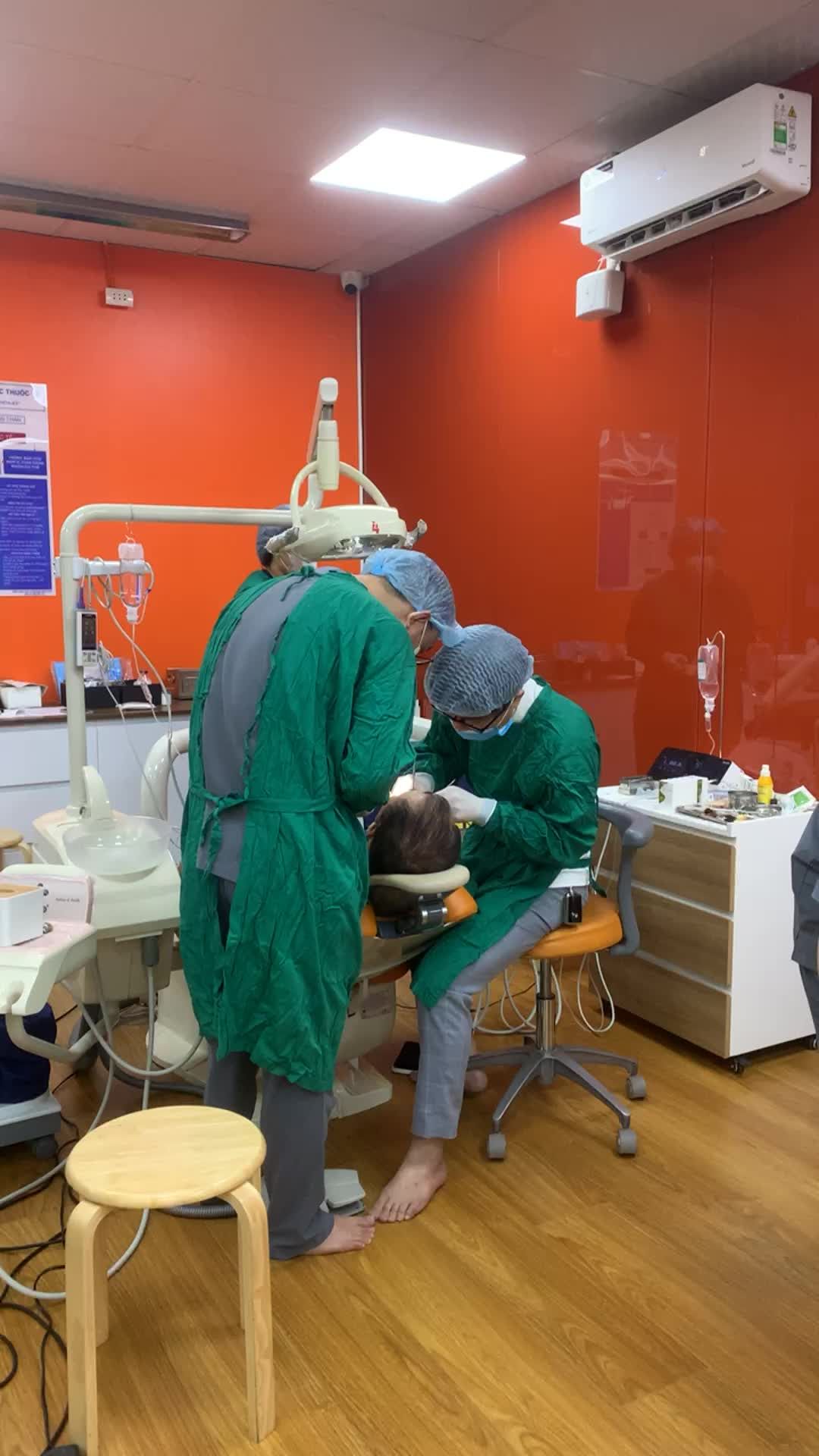 Cấy chân răng nhân tạo IMPLANT toàn hàm dưới cho khách hàng Đào văn Sửu - 75 tuổi tại Nha Khoa Vân Anh