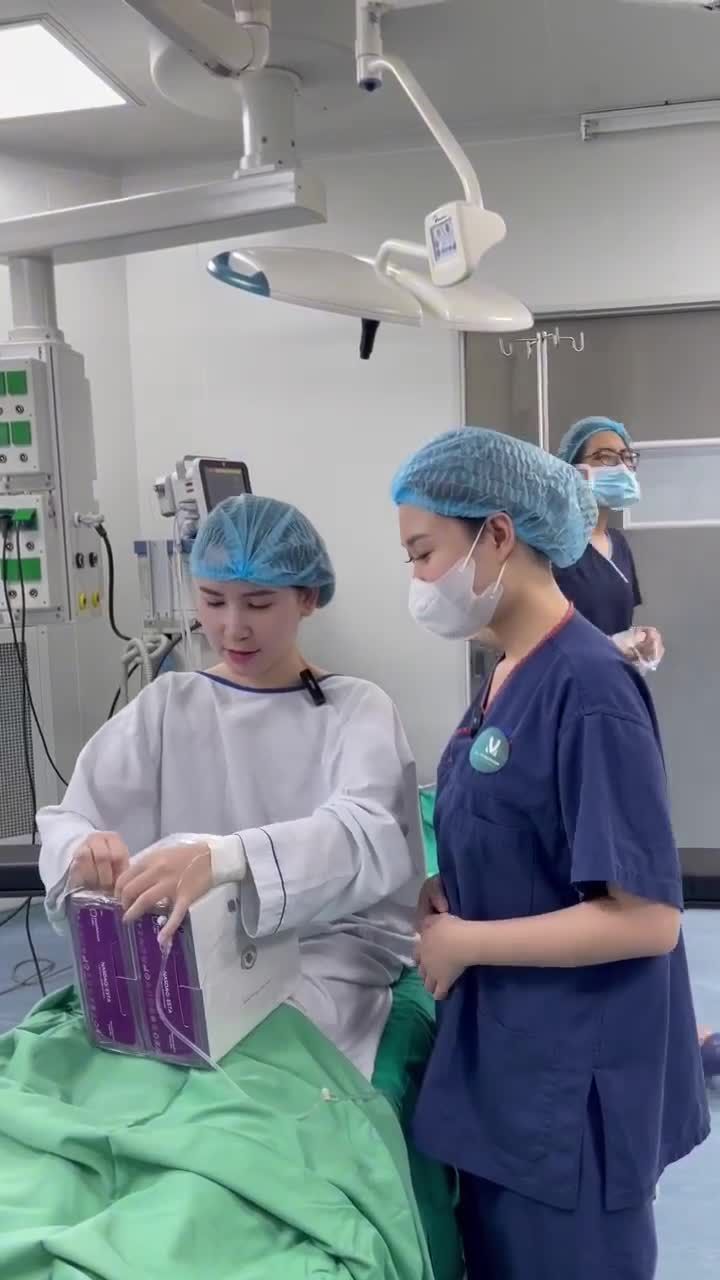 Bên trong hộp túi ngực sẽ có gì? Cùng bạn khách hàng xinh đẹp nhà Dr. Minh Phạm đập hộp túi ngực trước khi vào phẫu thuật nhé!