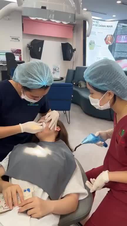 Cận cảnh quá trình gắn mắc cài bắt đầu quá trình chỉnh nha gặp tình trạng răng khấp khểnh của bạn Kiều đến từ Bắc Giang.