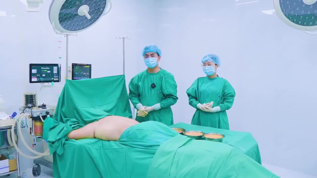 Ngay lúc này ekip bác sĩ đã hoàn tất 1/2 quá trình hút mỡ tạo dáng vùng tay-lưng-nách cho chị Dung