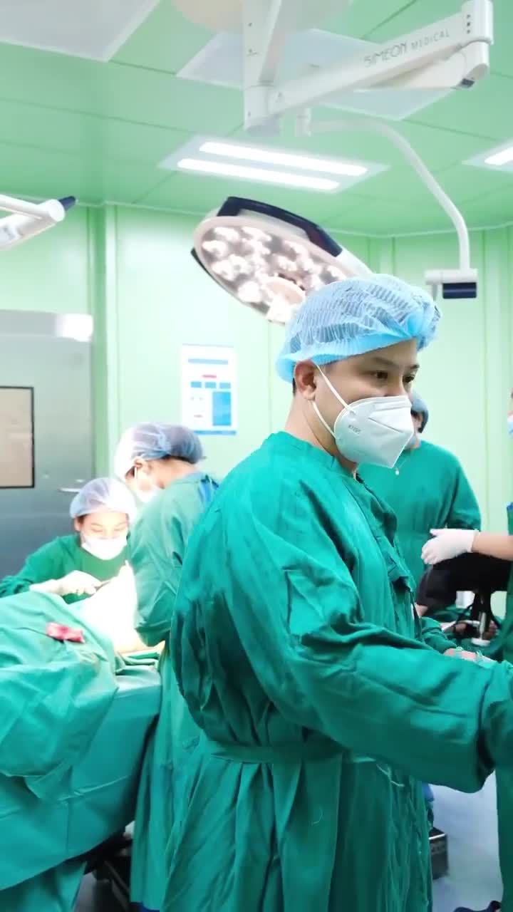 Bác sĩ nâng ngực cho 1 trường hợp rất hiếm gặp