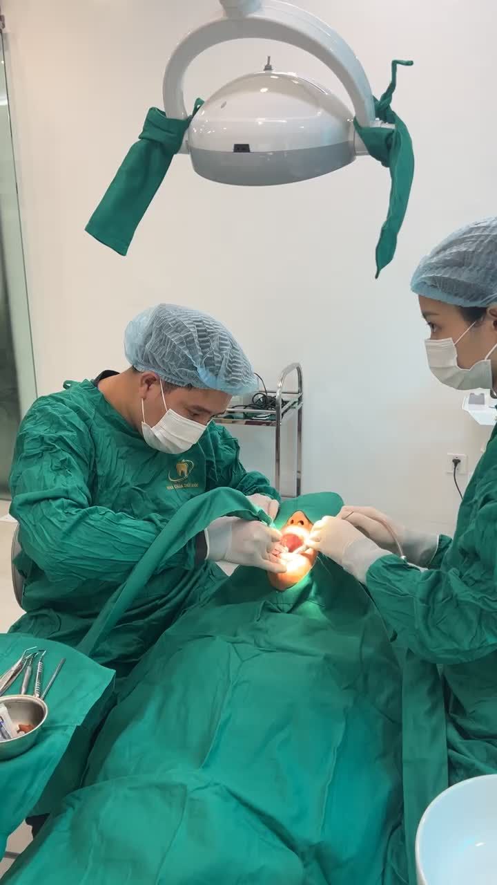 Cận cảnh quá trình trồng răng implant  khôi phục vị trí mất răng hàm cho bạn Hà My  tại Nha khoa Thùy Anh.
