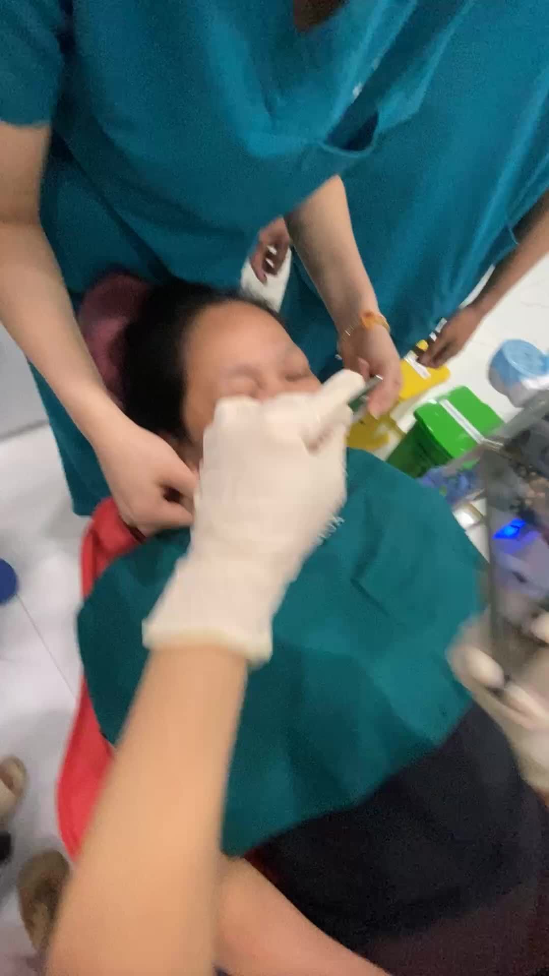 Khách hàng trồng răng implant