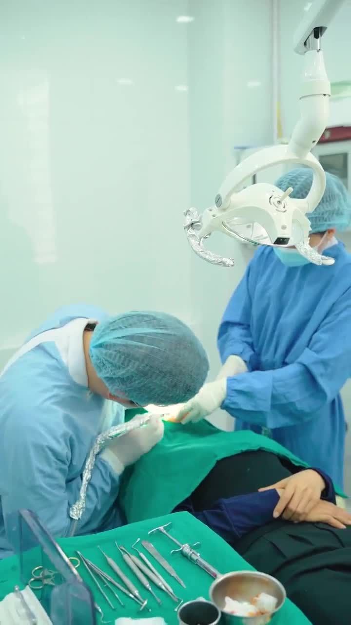 BÁC SĨ CẤY GHÉP IMPLANT ST MEGAGEN CHO MỘT KHÁCH HÀNG NỮ