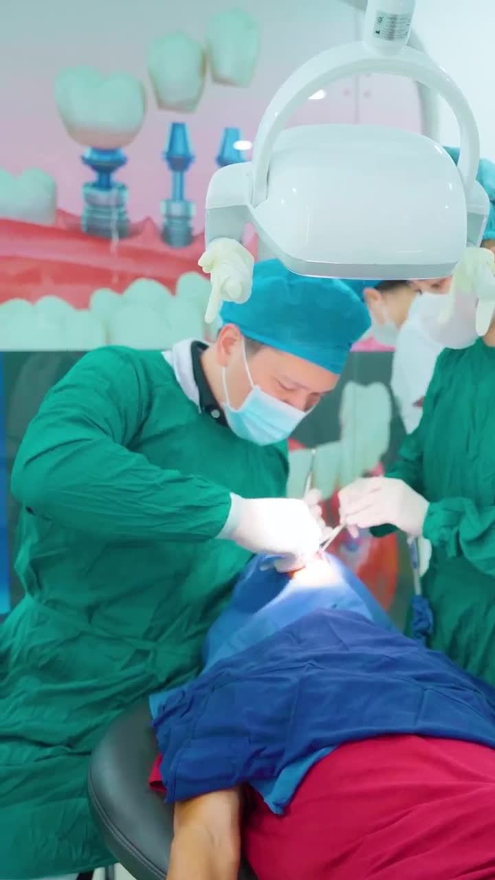 QUÁ TRÌNH BÁC SĨ THỰC HIỆN CẤY TRỤ MINI IMPLANT TOÀN HÀM CHO MỘT CHÚ KHÁCH HÀNG