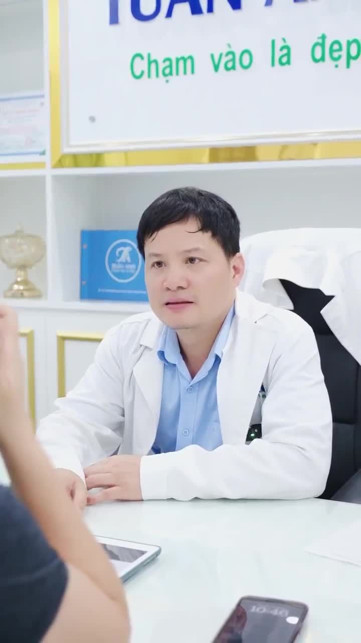 Bác sĩ Tuấn Anh tư vấn và thăm khám cắt da thừa dưới chân mày cho chị khách hàng ở Hà Nội