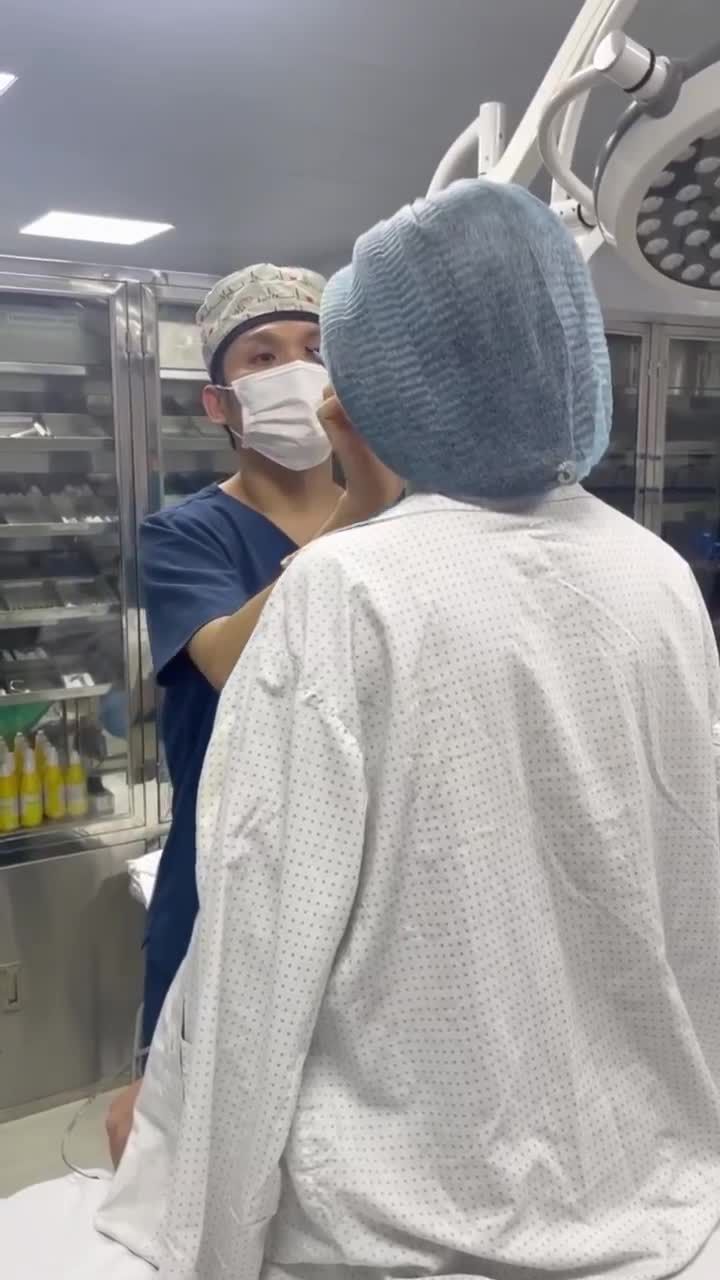 Khám và tư vấn nâng mũi và nâng ngực cho khách hàng đặc biệt của Dr Vũ Quang