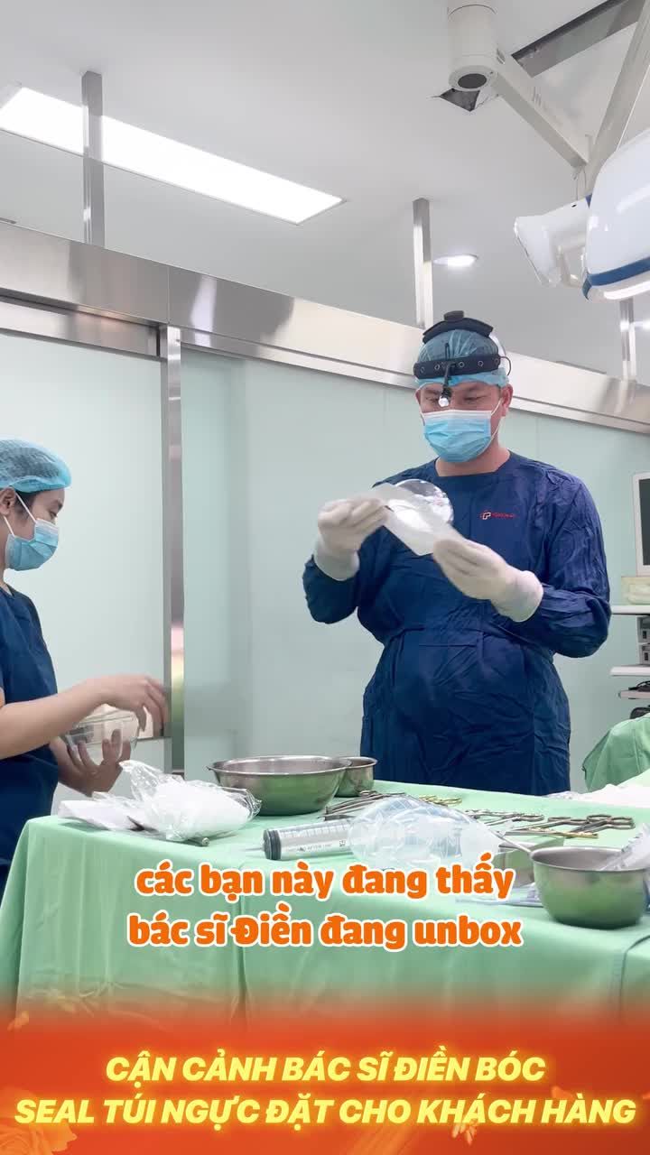 Cận cảnh bác sĩ Điền bóc Seal túi ngực đặt cho khác hàng tại phòng phẫu thuật
