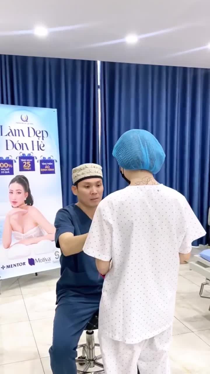 khám và tư vấn cho khách hàng nâng cấp vòng 1 tại Thẩm Mỹ Vũ Quang