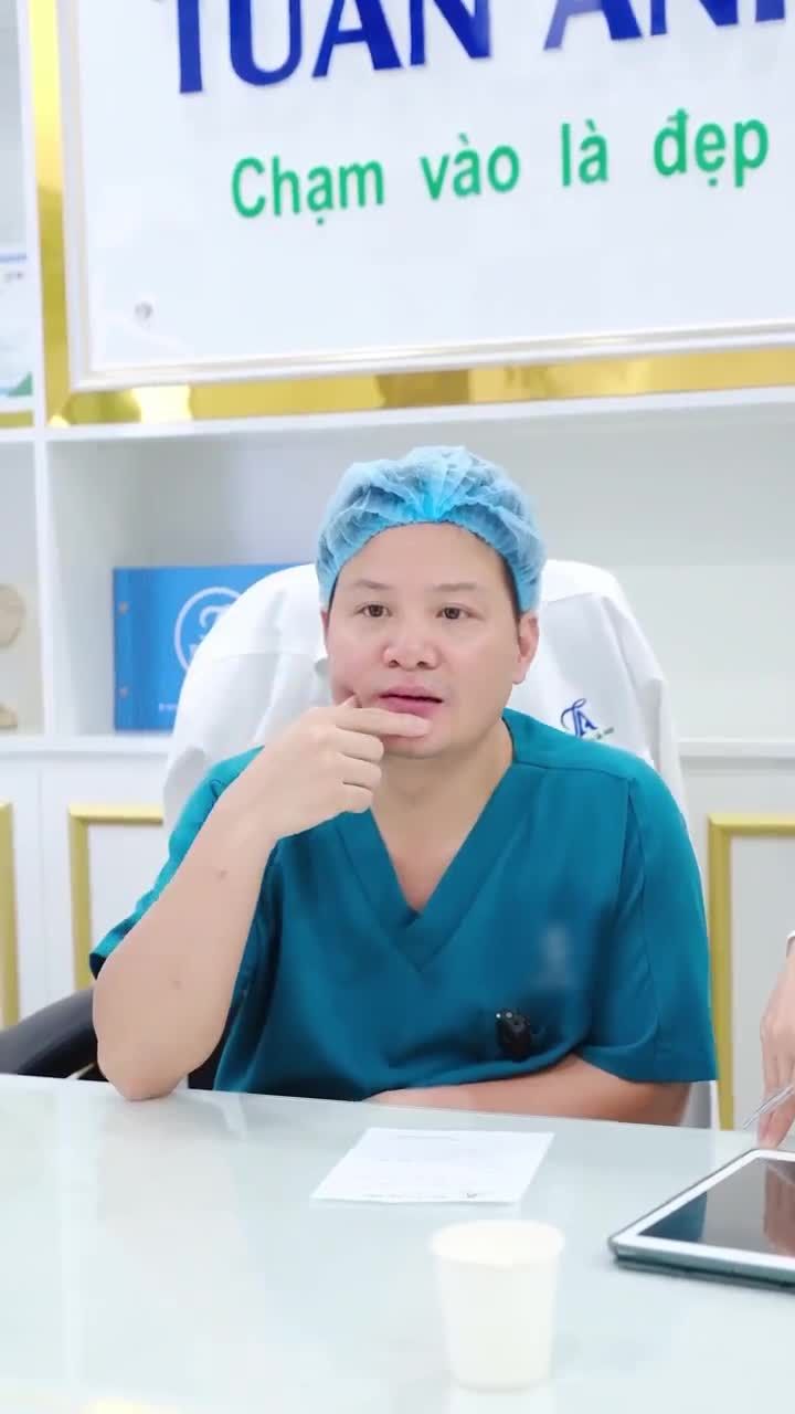 Bác sĩ Tuấn Anh tư vấn độn thái dương và tiêm filler cho cô khách hàng ở Hà Nội. Click để xem ngay!