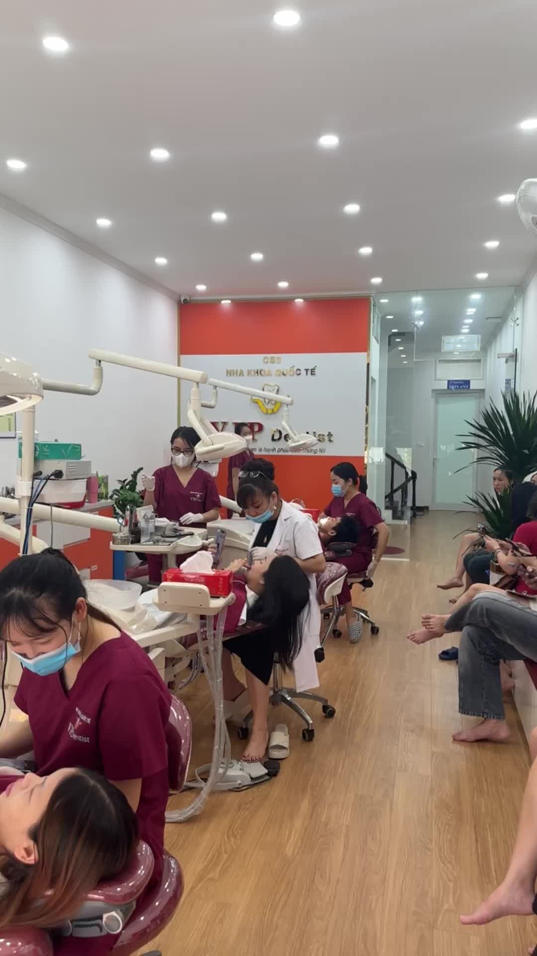 2 ca tháo mắc cài trong không khí làm việc sáng thứ 7 tại nha khoa VIP DENTIST