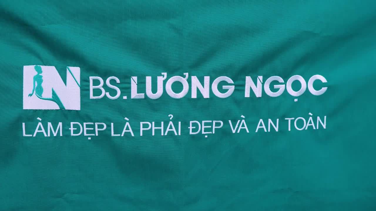 Ekip bác sĩ Lương Ngọc vừa hoàn thiện quá trình hút mỡ, siết eo cho bạn khách trẻ đến từ Đồng Nai