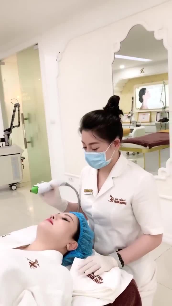 Chủ tịch Xuân Hương thực hiện trẻ hóa mắt bằng công nghệ Thermage 4.0 FLX FDA Hoa Kỳ chứng nhận