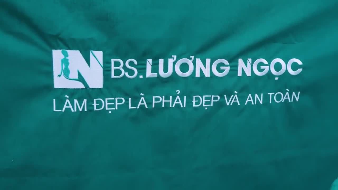 Không còn vùng bụng to xệ như trước, chị khách đã lấy lại vòng eo thon gọn, vóc dáng quyến rũ sau hơn 1 giờ hút mỡ bụng tạo dáng cùng ekip Bác sĩ.