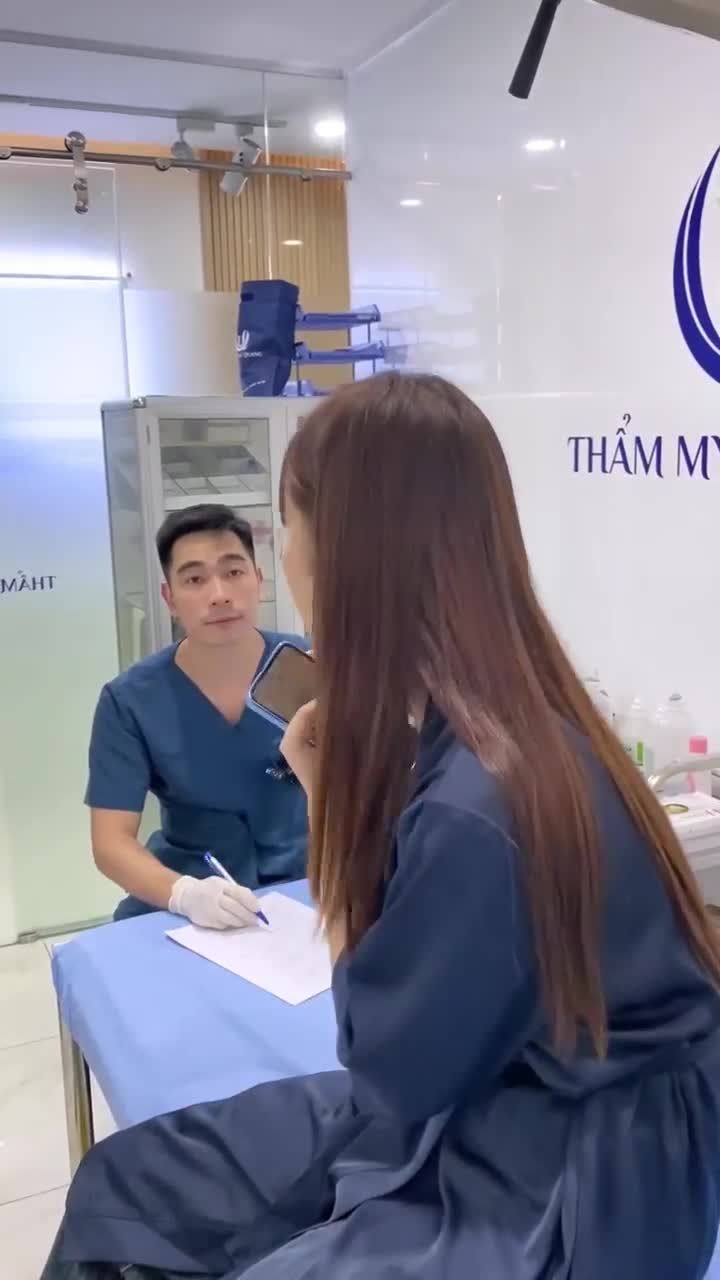 Khám và tư vấn nâng cấp vòng 1 cho khách hàng của Bác Sĩ Vũ Quang