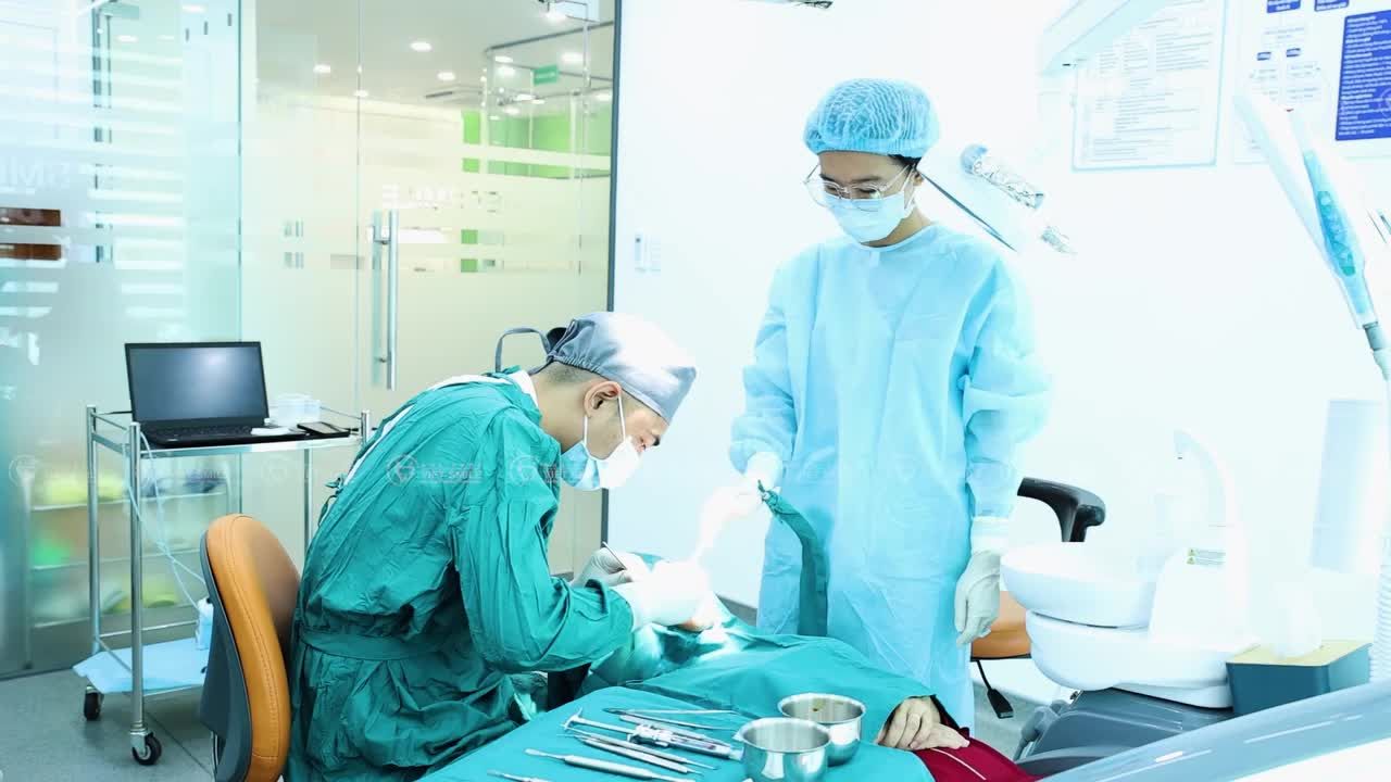 Cận cảnh bác sĩ Đức - Bác sĩ chuyên sâu implant tại VIET SMILE tiến hành c.ấy ghép implant R46,47 (răng 6,7 hàm dưới) cho cô khách hàng việt kiều Mỹ.
