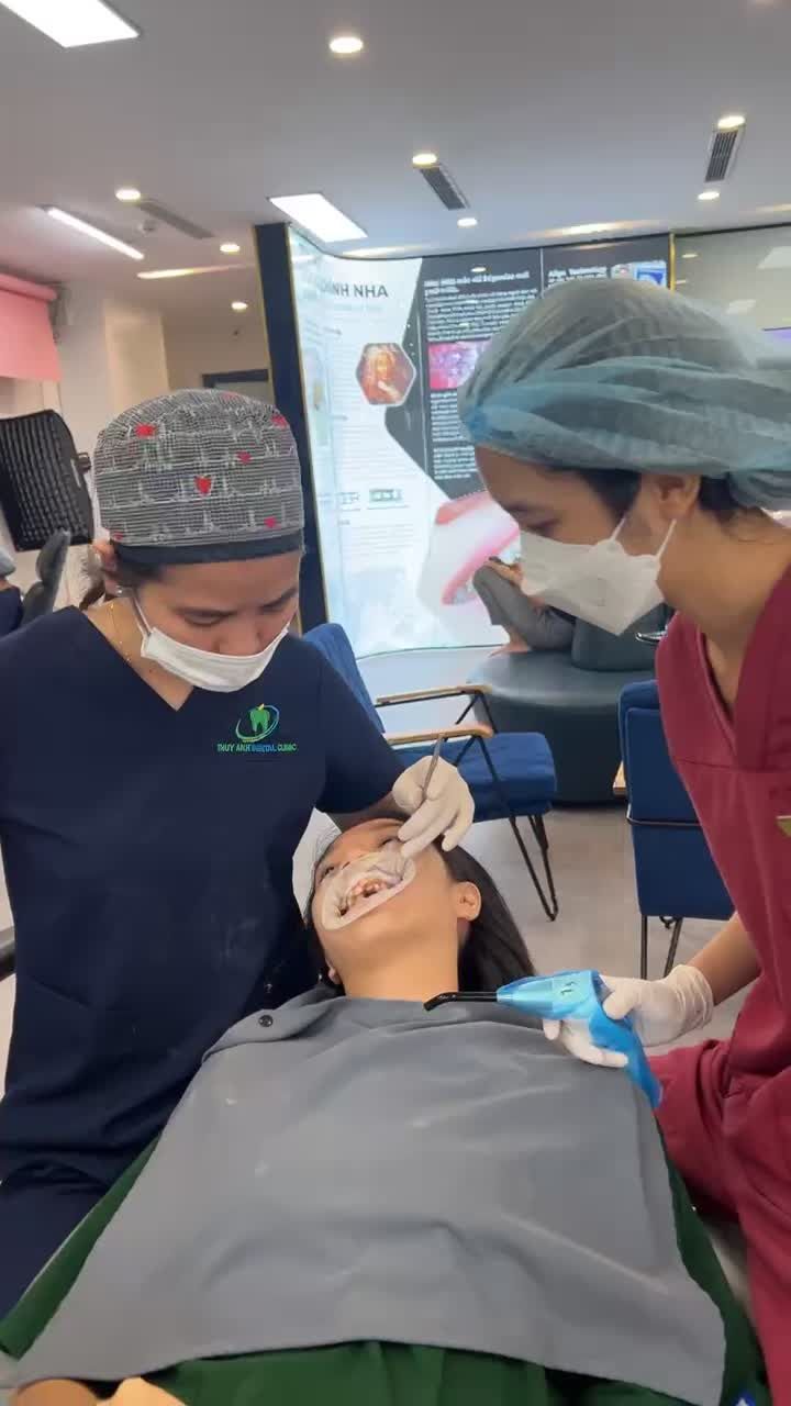 Quá trình gắn mắc cài bắt đầu quá trình chỉnh nha gặp tình trạng răng khấp khểnh của bạn KH đến từ Bắc Giang.