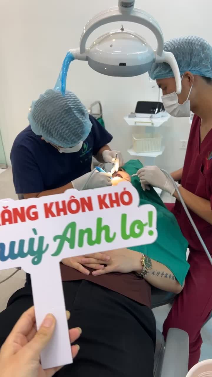 Cận cảnh ca nhổ răng khôn gây dắt thức ăn cho khách hàng.