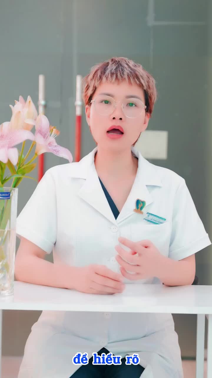Niềng răng Invisalign là một phương pháp chỉnh nha sử dụng một loạt khay niềng trong suốt, gần như vô hình để nắn chỉnh răng dần dần về vị trí mong muốn.