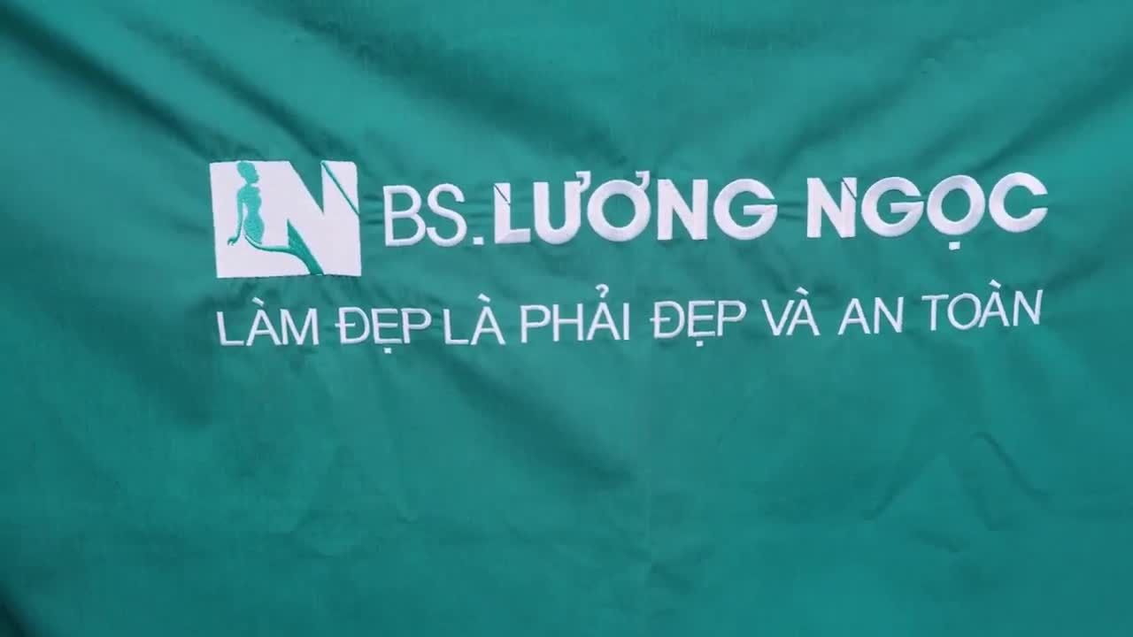 Chị khách hôm nay đang là chủ của 1 Shop quần áo luôn phải livestream chia sẻ về những ưu điểm của trang phục.