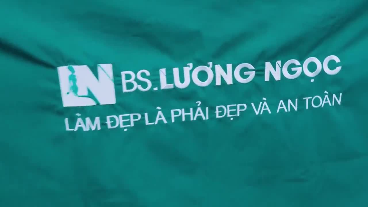 Dù đã trải qua 3 lần can thiệp thẩm mỹ tại Mỹ và Việt Nam nhưng lượng mỡ ở vùng bụng của chị không được cải thiện như mong muốn
