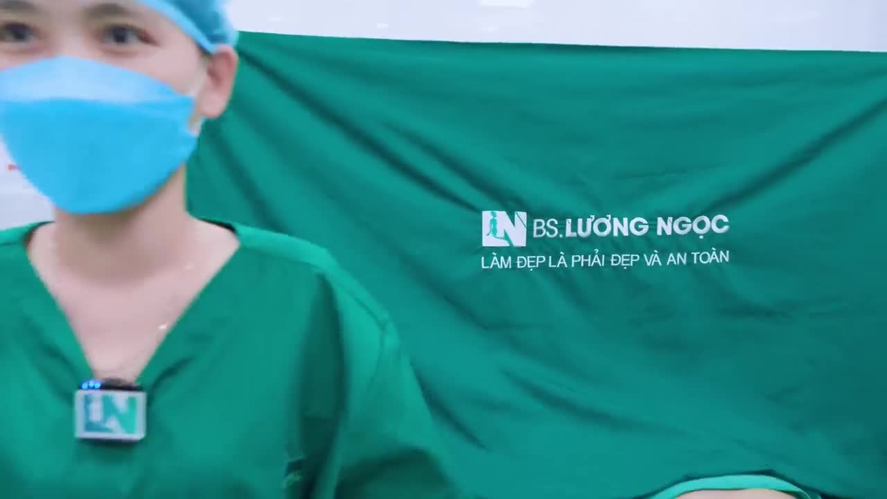 Sau khi được bác sĩ tư vấn, chị quyết định thực hiện hút mỡ bụng siết eo ngay trong ngày.