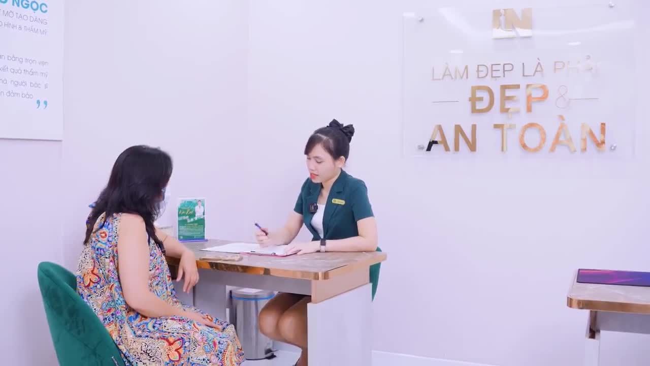 Qua những lời chia sẻ cũng như thấu hiểu nỗi lòng của chị khách về một vòng eo lý tưởng, Bác Sĩ Lương Ngọc đã trực tiếp chẩn đoán sơ bộ, đo vẽ và ước lượng mỡ thừa cần hút trước khi thực hiện phương pháp hút mỡ siế