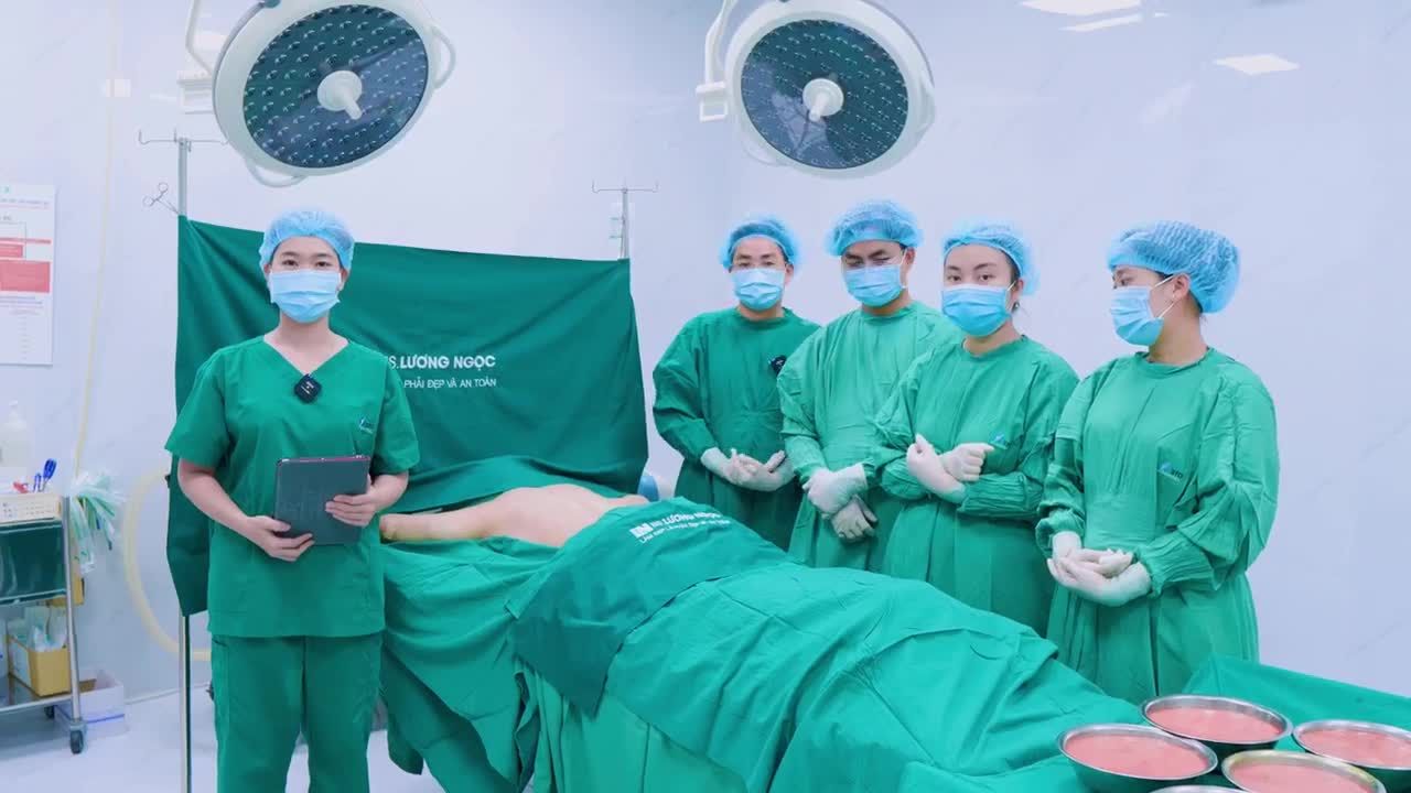 Đã từng thành công hút mỡ siết eo và giảm đến 20cm V2, hôm nay chị Hà tiếp tục lựa chọn hút mỡ tạo dáng vùng tay-lưng-nách cùng ekip Bác sĩ Lương Ngọc.