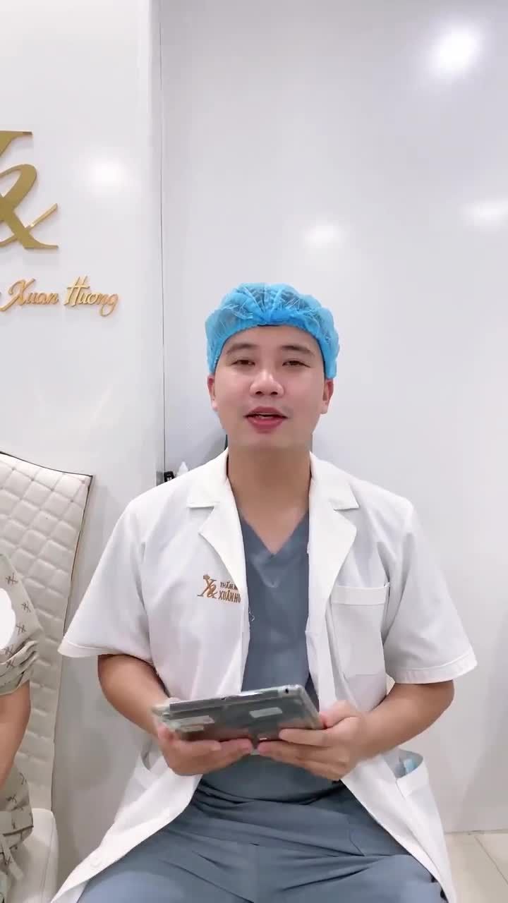 Dr Đình Quang, VTM Xuân Hương vừa thực hiện xong ca cắt mí chỉnh cơ mi cho khách hàng