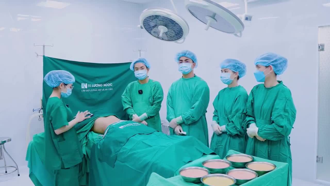 Sau 1 thời gian dài tìm hiều về ekip Bác sĩ Lương Ngọc, hôm nay chị mới quyết định thực hiện hút mỡ bụng.