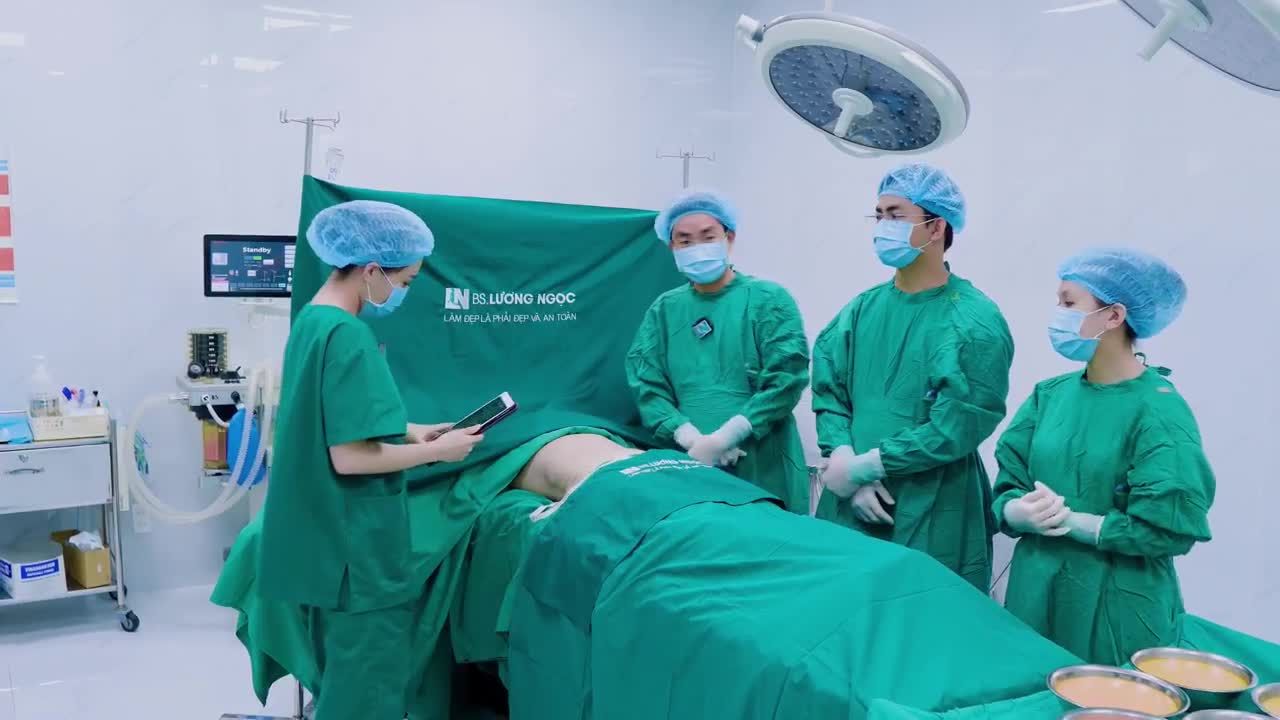Chị khách hàng thực hiện ngày hôm nay cũng rơi vào hàng 50 rồi, chị chia sẻ:"mình cũng lớn tuổi rồi, muốn chọn giải pháp nào nhẹ nhàng, hiệu quả mà an toàn phù hợp với tình trạng sức khỏe của mình".