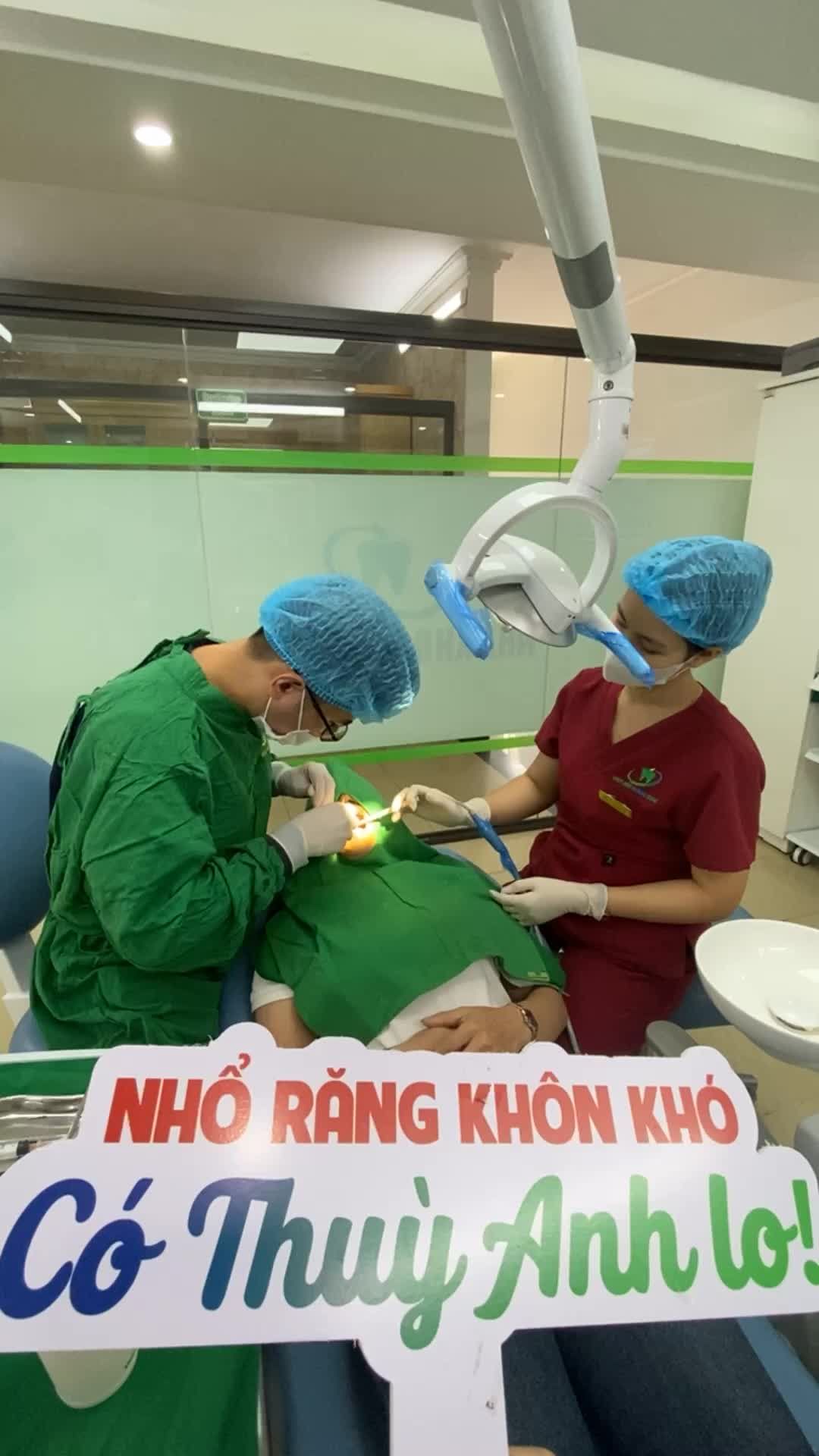 Răng khôn 48 mọc kẹt, lợi trùm bị sâu gây đau nhức khó chịu cho khách hàng được bác sĩ xử lý nhẹ nhàng và an toàn