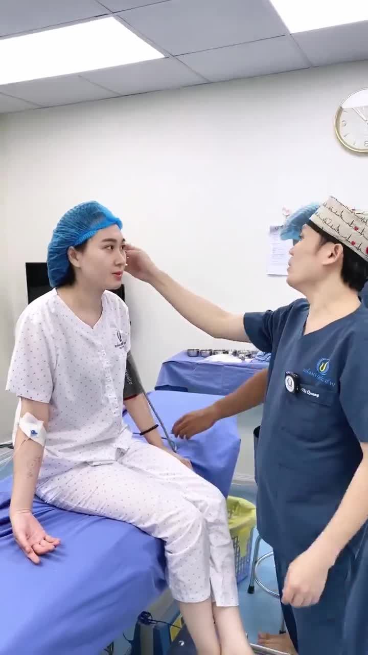 Khám và tư vấn nâng mũi cấu trúc cho khách hàng của Bác Sĩ Vũ Quang