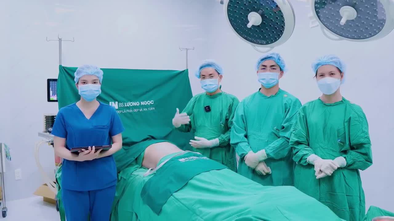 Ngoài những vùng lồi lõm trên bụng ra thì họ còn tặng cho chị thêm 8 vết sẹo của lần hút mỡ bụng trước.