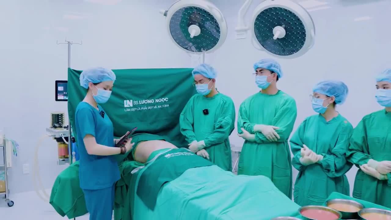 Đã từng hút mỡ bụng không lâu tại Mỹ, nhưng kết quả bụng của cô vẫn còn nhiều mỡ, chỉ số lên đến 90cm, độ dày mỡ 4cm.