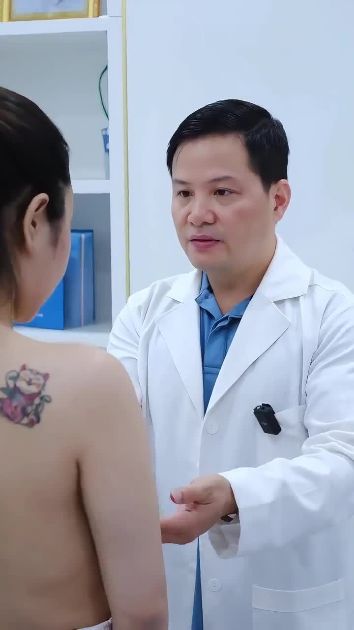 Bác sĩ Tuấn Anh tư vấn nâng cấp V1 và treo sa trễ cho khách hàng.