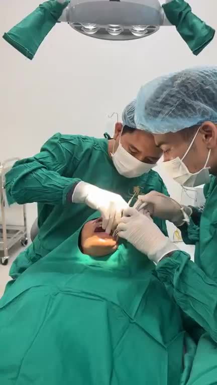 Cận cảnh quá trình trồng răng implant  khôi phục vị trí mất răng hàm cho cô  khách hàng tại Nha khoa Thùy Anh Bắc Giang.