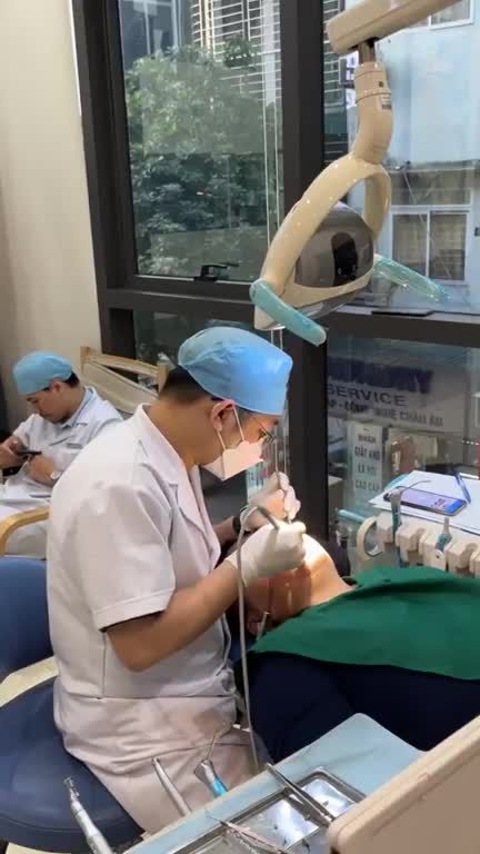 Tái khám và kiểm tra mắc cài cho khách hàng sinh năm 89 gặp tình trạng khó vệ sinh răng miệng.