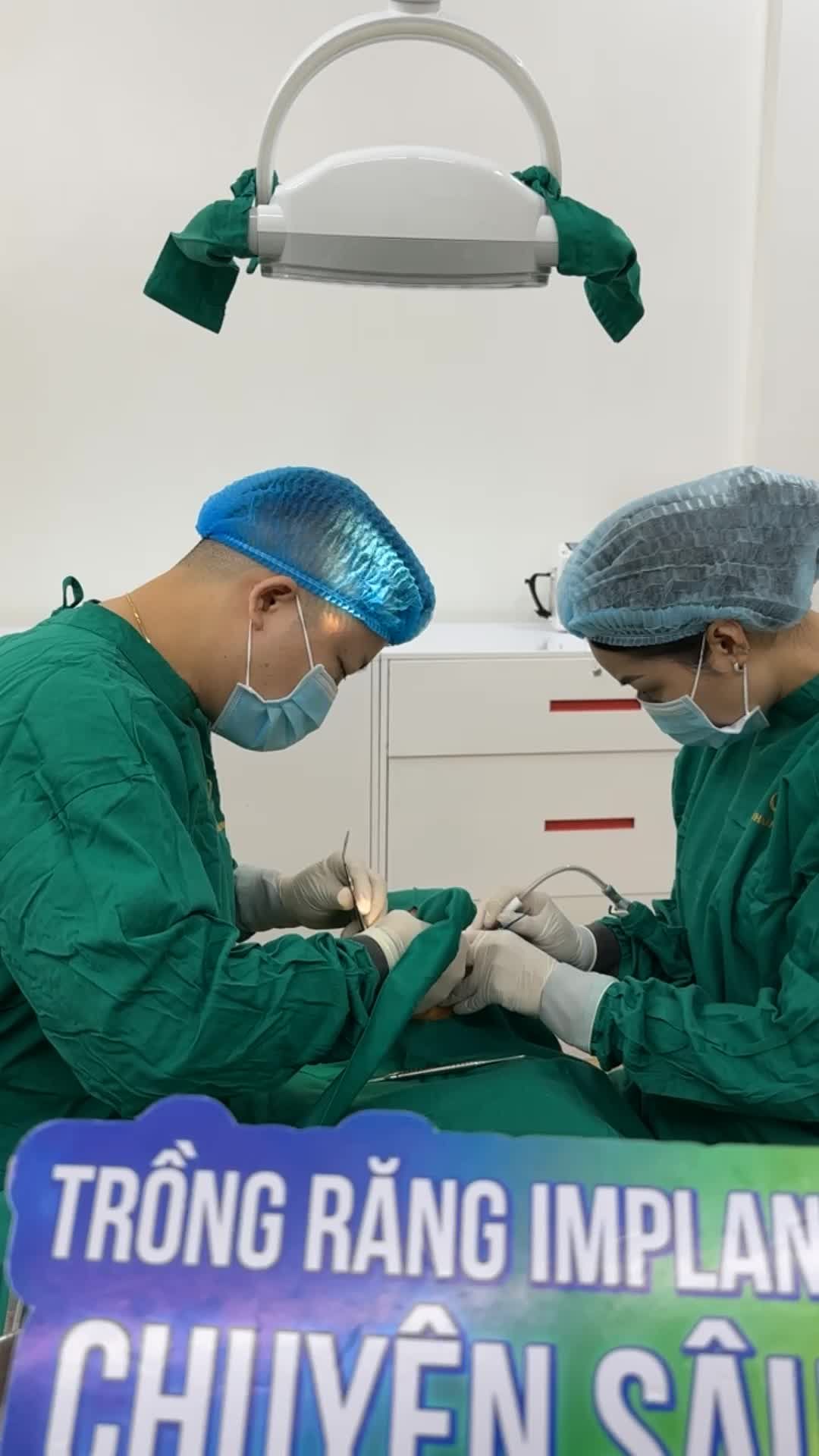 Cận cảnh quá trình trồng răng implant khôi phục vị trí mất răng ăn nhai chính hàm dưới cho bác Thú tại Nha khoa Thùy Anh.