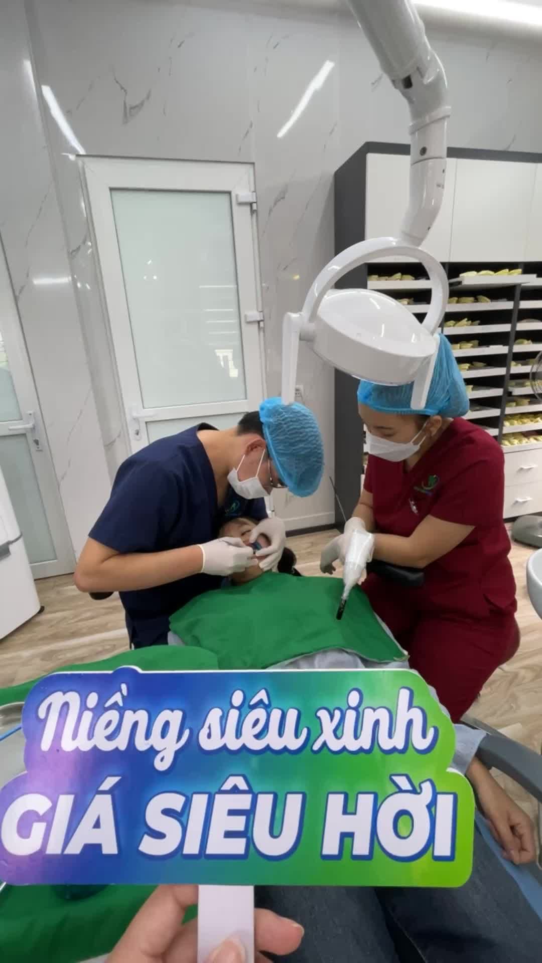 Quy trình gắn mắc cài hàm dưới diễn ra như thế nào để đảm bảo an toàn và hiệu quả.