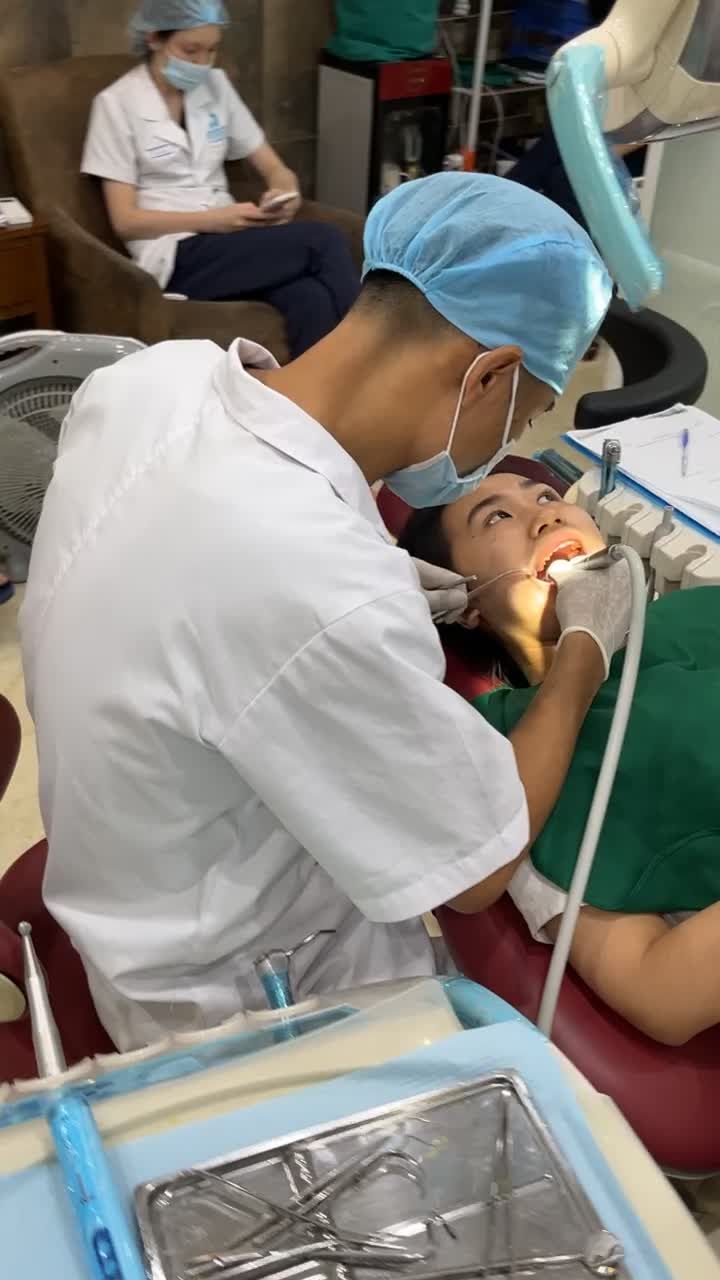 Gắn lại mắc cài và hàn răng sâu cho bạn khách hàng niềng răng nơi khác qua ATHENA thăm khám